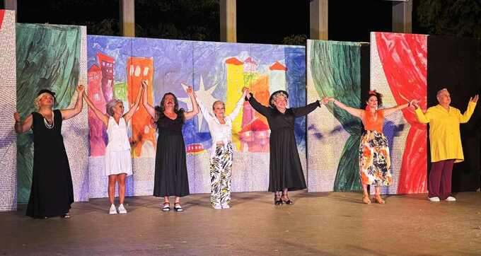 Φωτογραφία «Ούτε Μπρος ούτε Πίσω»: Μια Σατυρική Ματιά στην Σύγχρονη Ελληνική Πραγματικότητα